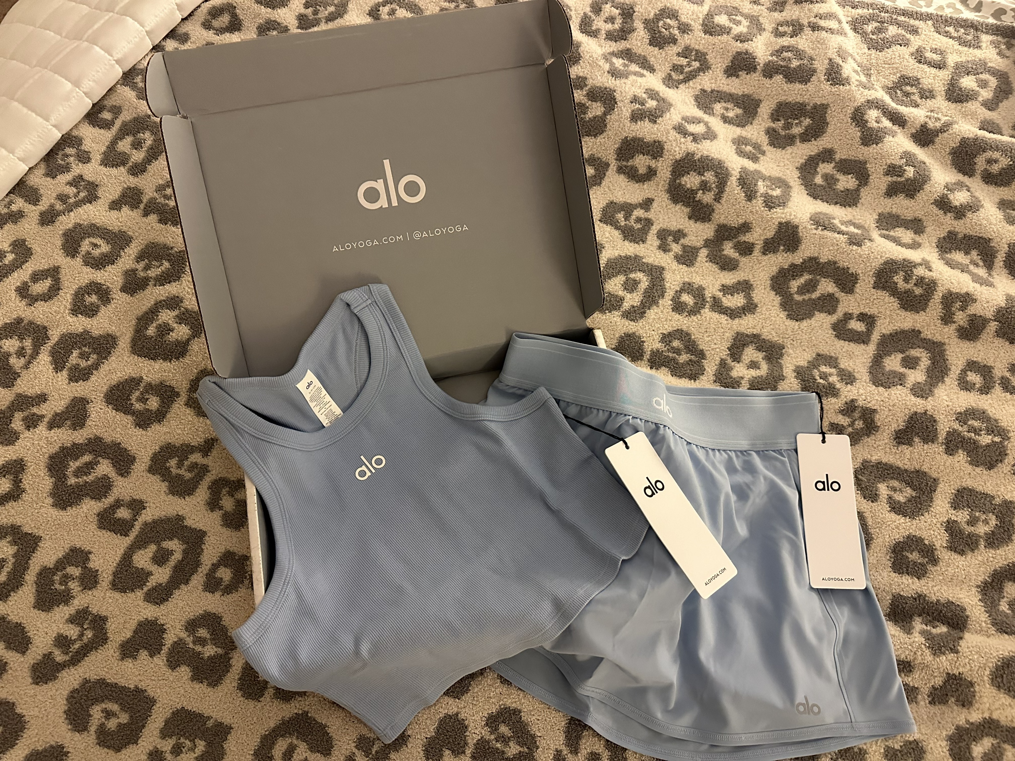 Mウェーフル柄 Alo Yoga タンクトップ＆ショートパンツ セット（ブルー） Mウェーフル柄 Alo Yoga タンクトップ＆ショートパンツ セット（ブルー